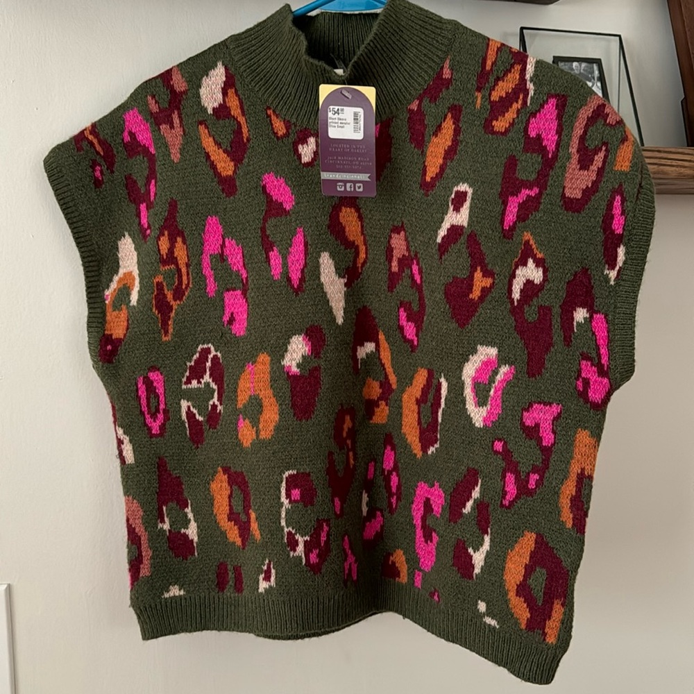 Fall leopard style wool sweater with cap sleeves